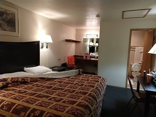 Milwaukie Inn room