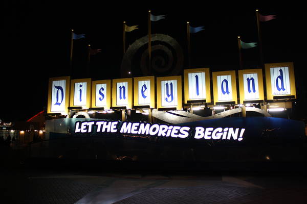 Disneyland let the memories begin sign, 2011-12-25