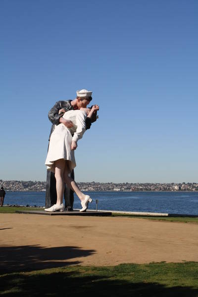 Unconditional Surrender sculpture, San Diego original installation, 2011-12-23