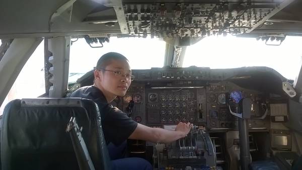 me in Boeing 747 cockpit, Hiller Aviation Museum, 2016-11-13