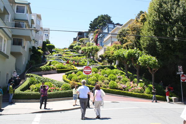 Lombard Street seen from bottom, 2012-06-05