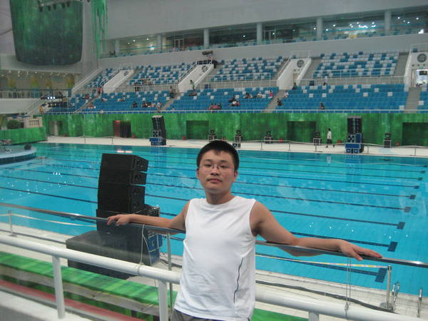 我站在国家游泳中心比赛泳池前的看台栏杆前 me standing in front of the main swimming pool of National Aquatics Center 2010-08-07